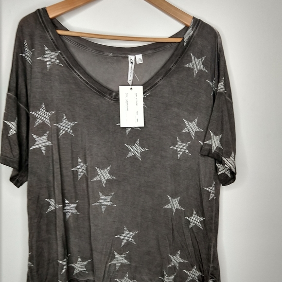 Cable & Gauge Tops Cable Gauge Distressed Star Print Vneck Tee